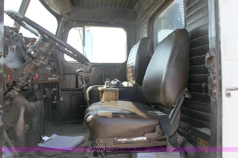 image for item 6530 1977 White RBM64T-06 Roadboss semi truck