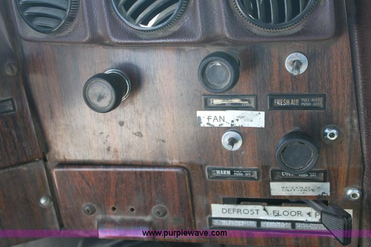 image for item 6530 1977 White RBM64T-06 Roadboss semi truck