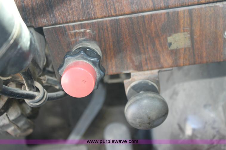 image for item 6530 1977 White RBM64T-06 Roadboss semi truck