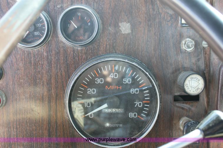 image for item 6530 1977 White RBM64T-06 Roadboss semi truck