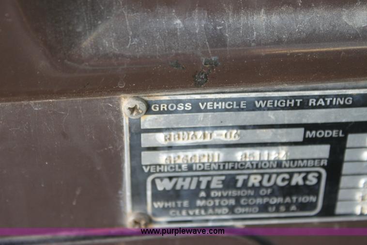 image for item 6530 1977 White RBM64T-06 Roadboss semi truck