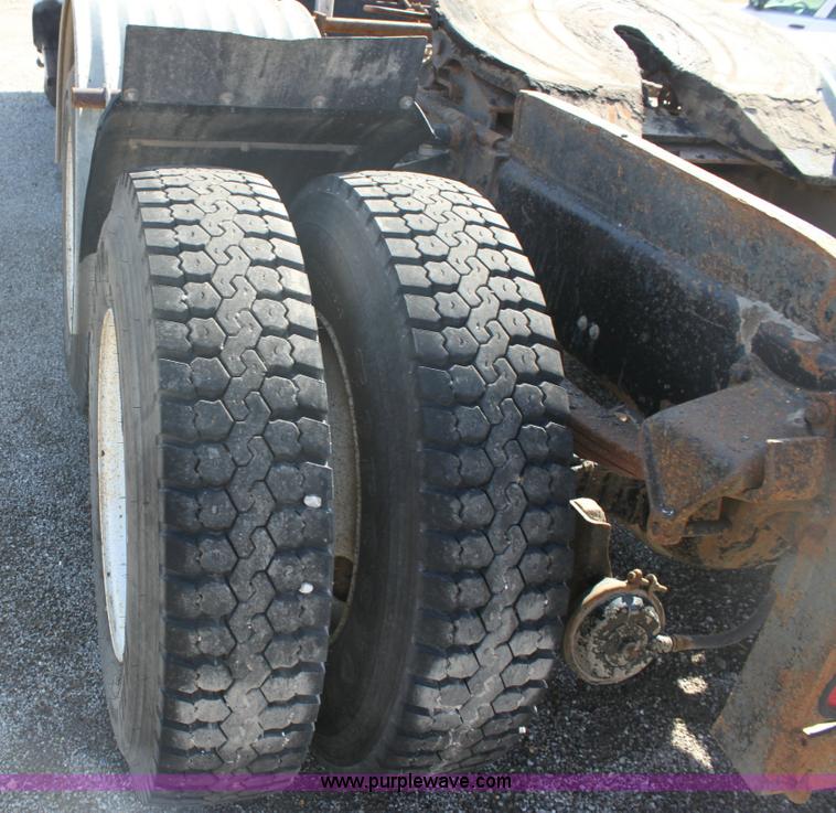 image for item 6530 1977 White RBM64T-06 Roadboss semi truck