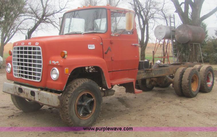image for item 6967 1973 Ford LT800 cab and chassis
