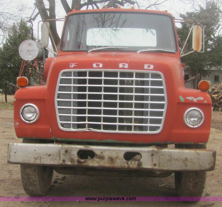image for item 6967 1973 Ford LT800 cab and chassis