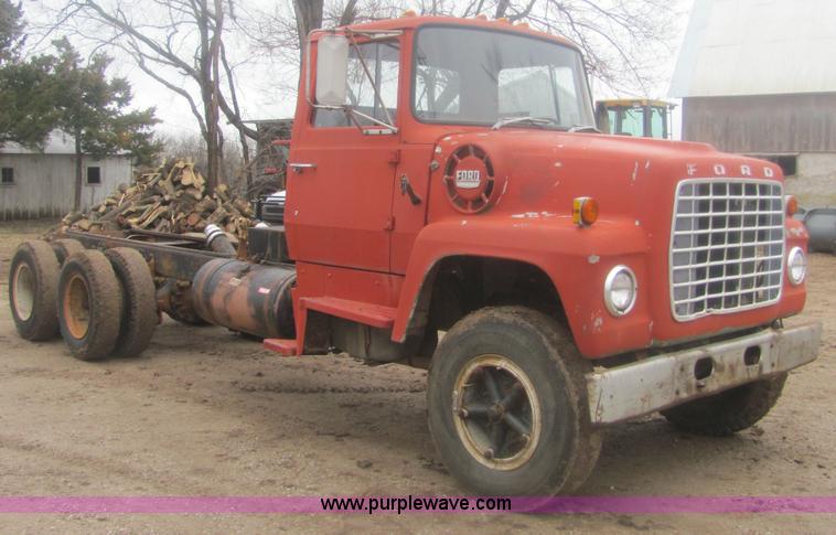image for item 6967 1973 Ford LT800 cab and chassis