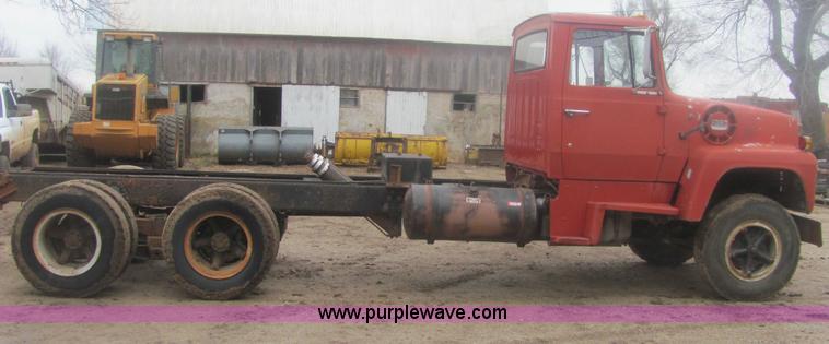 image for item 6967 1973 Ford LT800 cab and chassis