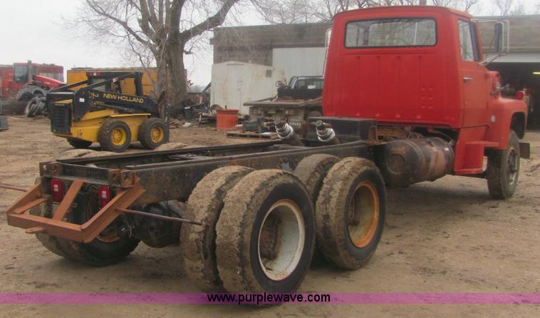 image for item 6967 1973 Ford LT800 cab and chassis
