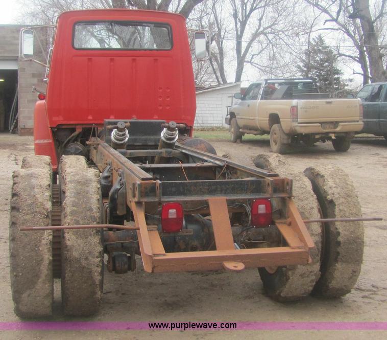 image for item 6967 1973 Ford LT800 cab and chassis