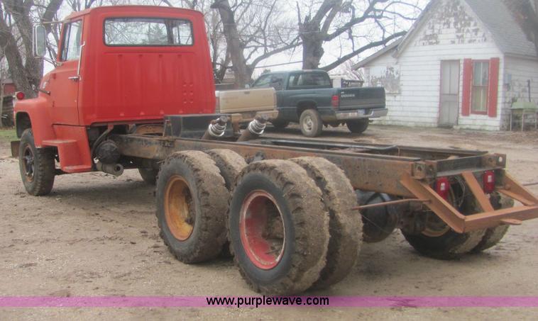 image for item 6967 1973 Ford LT800 cab and chassis