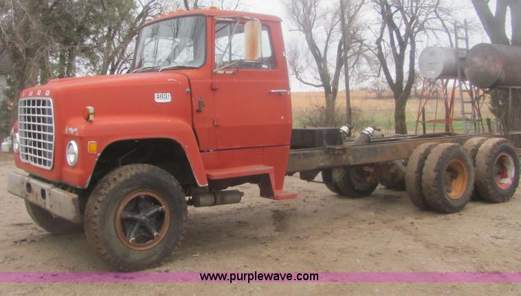 image for item 6967 1973 Ford LT800 cab and chassis