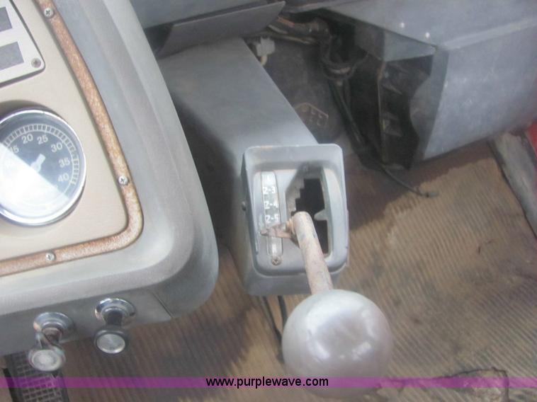 image for item 6967 1973 Ford LT800 cab and chassis