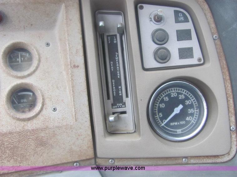 image for item 6967 1973 Ford LT800 cab and chassis