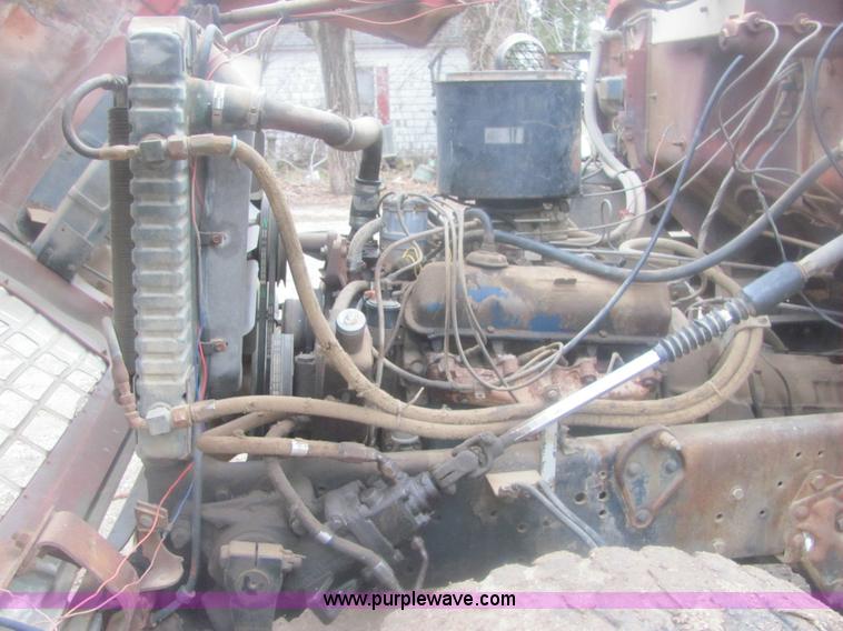 image for item 6967 1973 Ford LT800 cab and chassis