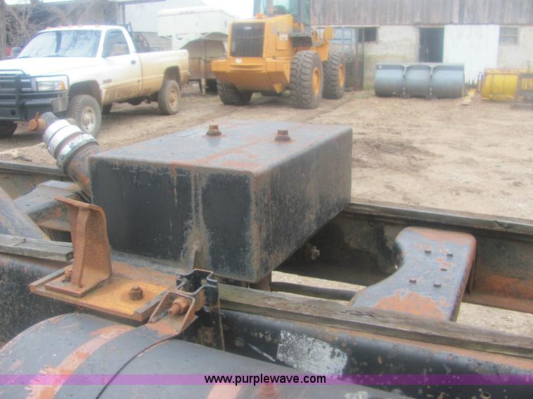 image for item 6967 1973 Ford LT800 cab and chassis