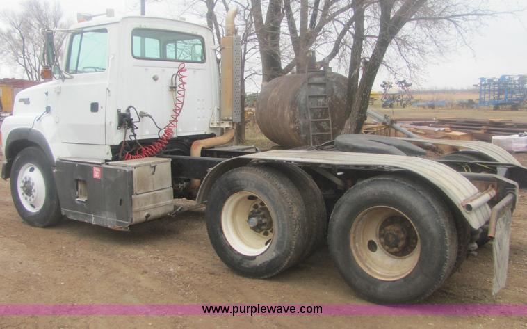 image for item 6969 1994 Ford LTA9000 Aero Max 106 semi truck