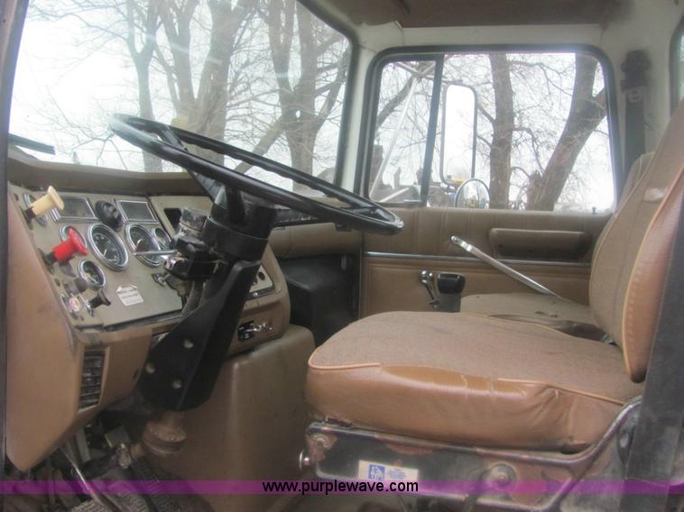 image for item 6969 1994 Ford LTA9000 Aero Max 106 semi truck