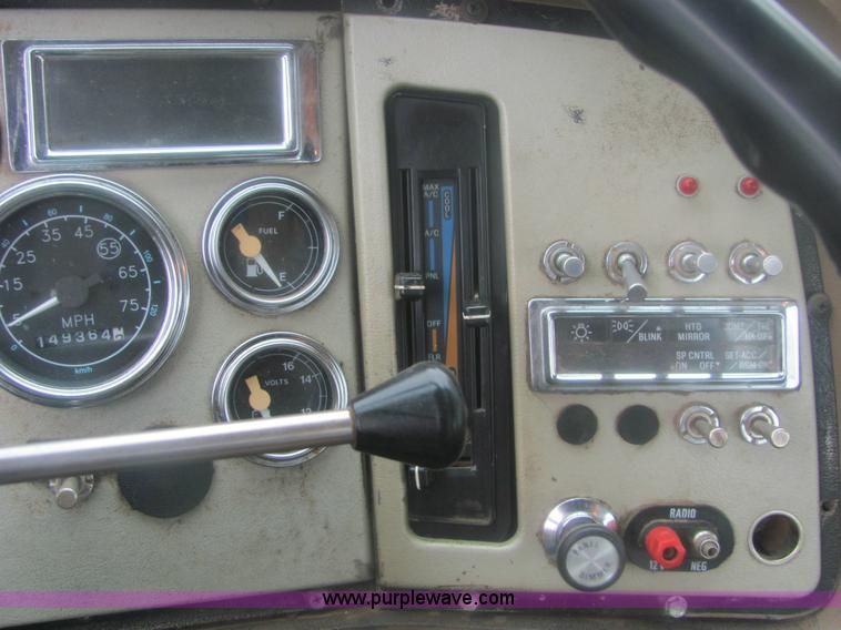 image for item 6969 1994 Ford LTA9000 Aero Max 106 semi truck