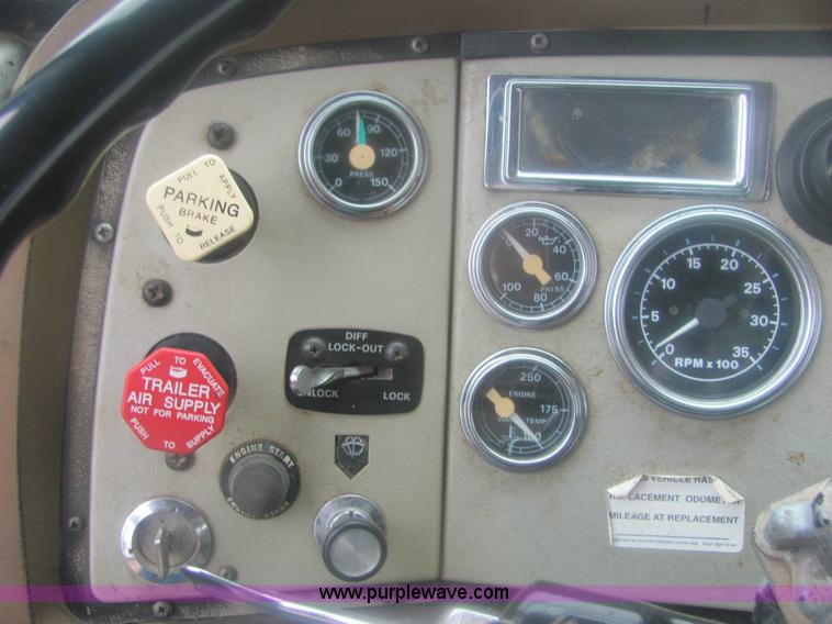 image for item 6969 1994 Ford LTA9000 Aero Max 106 semi truck