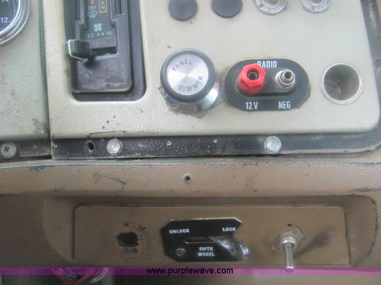 image for item 6969 1994 Ford LTA9000 Aero Max 106 semi truck