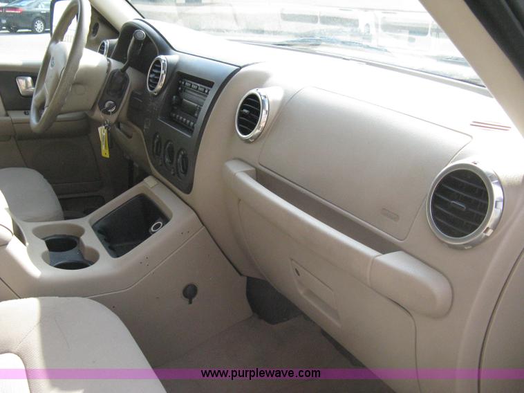 image for item 8014 2004 Ford Expedition XLT SUV