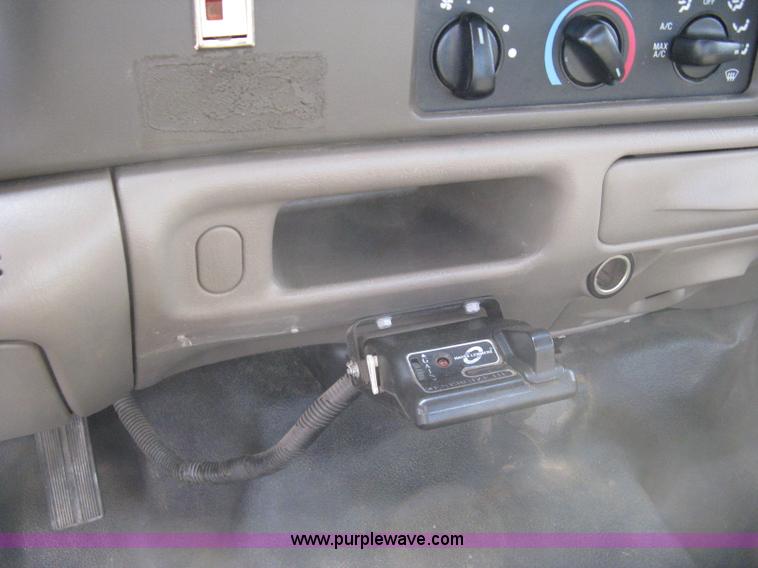 image for item 8015 2004 Ford F250 XL Super Duty long bed pickup truck