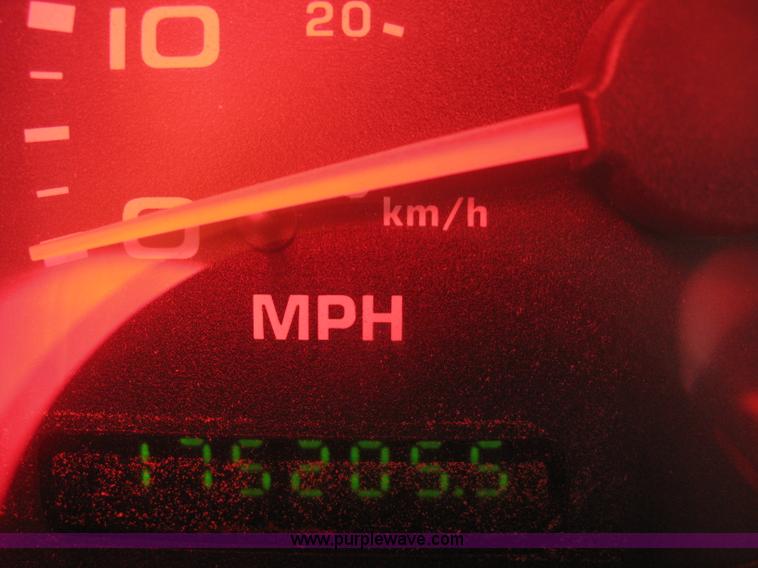 image for item 8015 2004 Ford F250 XL Super Duty long bed pickup truck