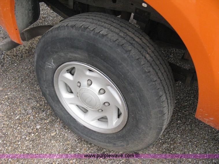 image for item 8015 2004 Ford F250 XL Super Duty long bed pickup truck