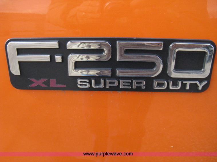 image for item 8015 2004 Ford F250 XL Super Duty long bed pickup truck