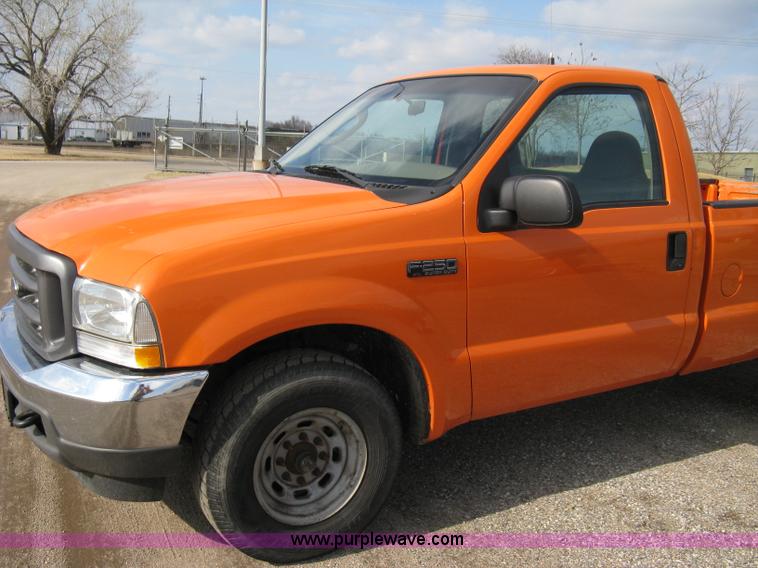 image for item 8015 2004 Ford F250 XL Super Duty long bed pickup truck