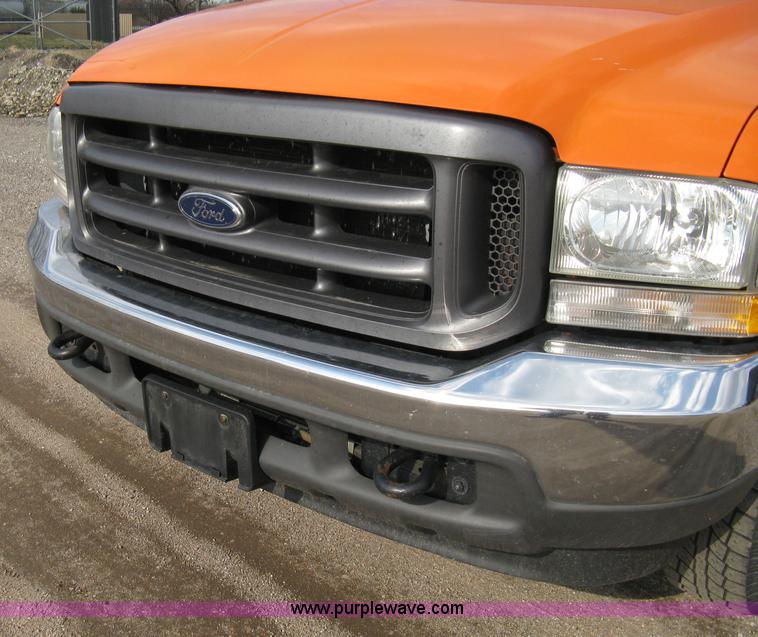 image for item 8015 2004 Ford F250 XL Super Duty long bed pickup truck