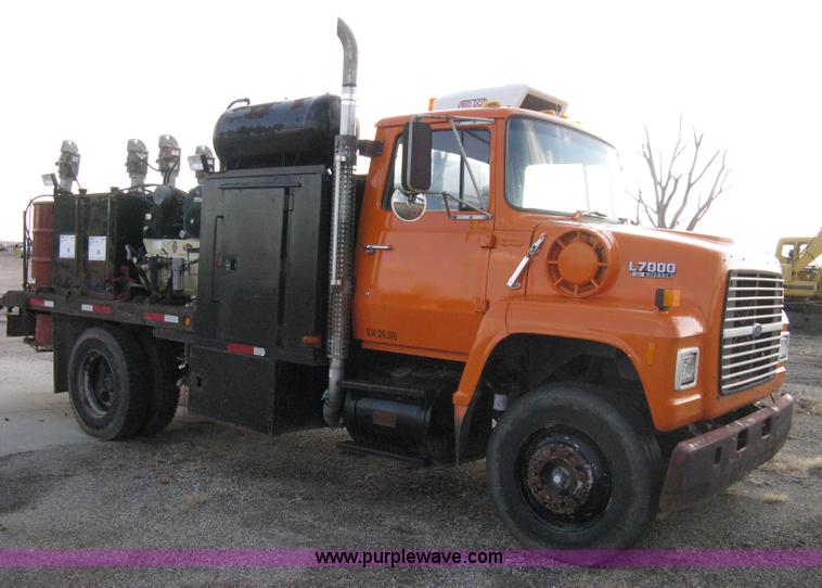 image for item 8016 1990 Ford LN7000 lube truck