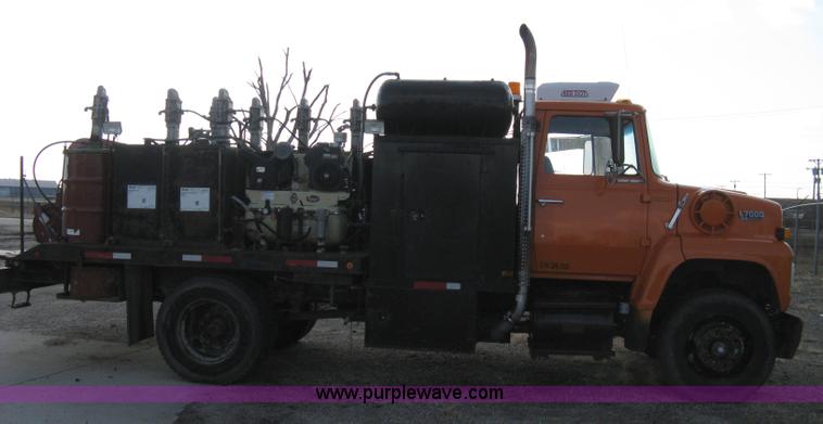 image for item 8016 1990 Ford LN7000 lube truck