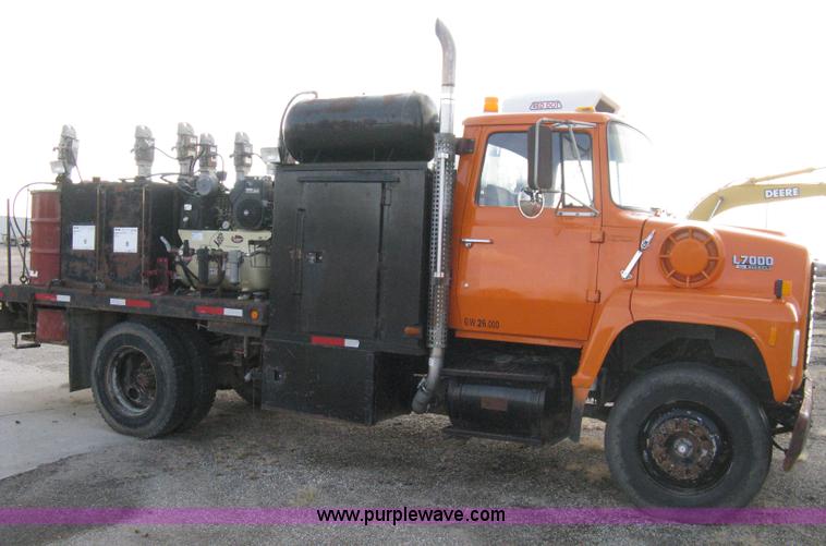 image for item 8016 1990 Ford LN7000 lube truck