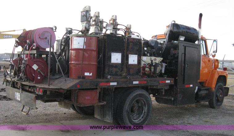 image for item 8016 1990 Ford LN7000 lube truck
