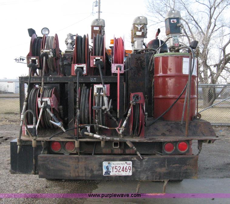 image for item 8016 1990 Ford LN7000 lube truck