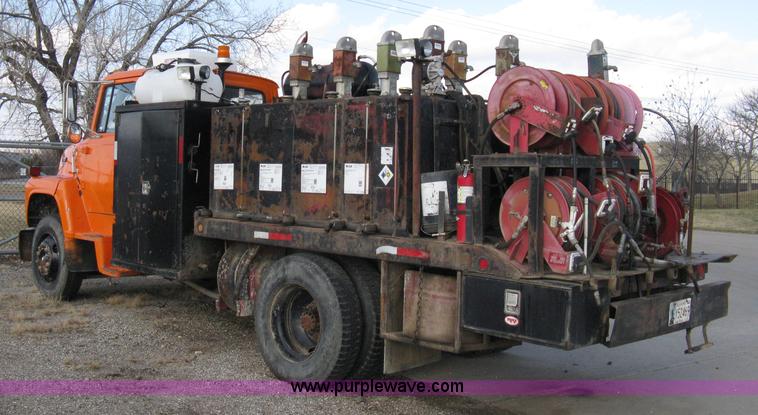 image for item 8016 1990 Ford LN7000 lube truck