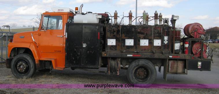 image for item 8016 1990 Ford LN7000 lube truck