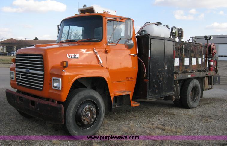 image for item 8016 1990 Ford LN7000 lube truck