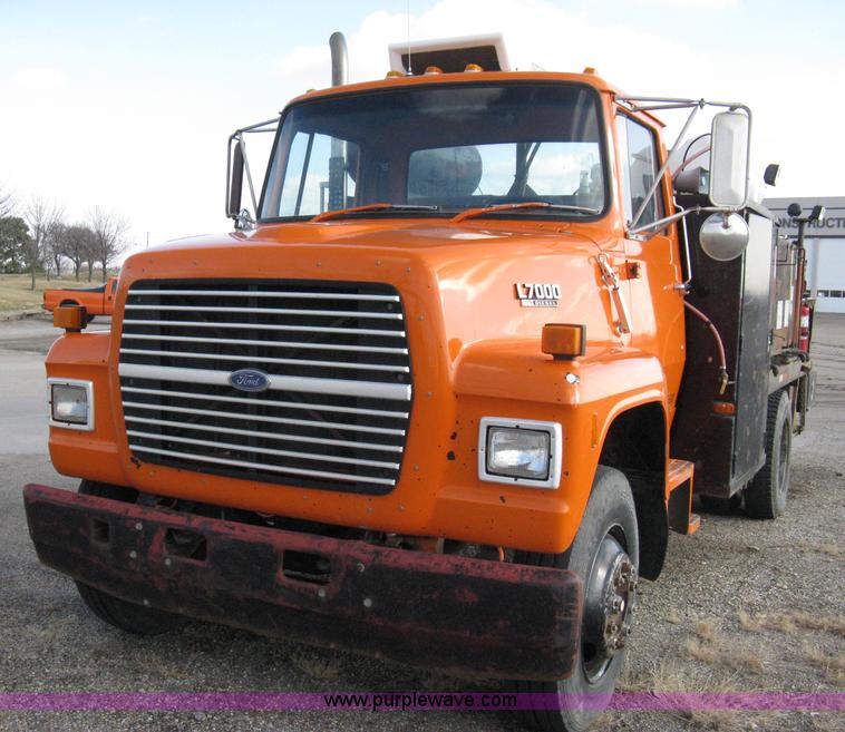 image for item 8016 1990 Ford LN7000 lube truck