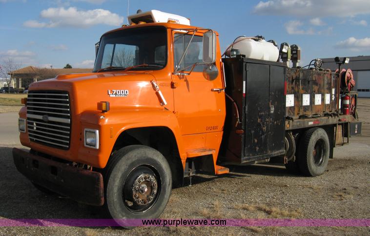 image for item 8016 1990 Ford LN7000 lube truck