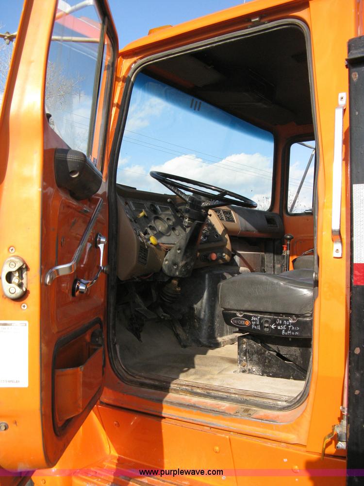 image for item 8016 1990 Ford LN7000 lube truck