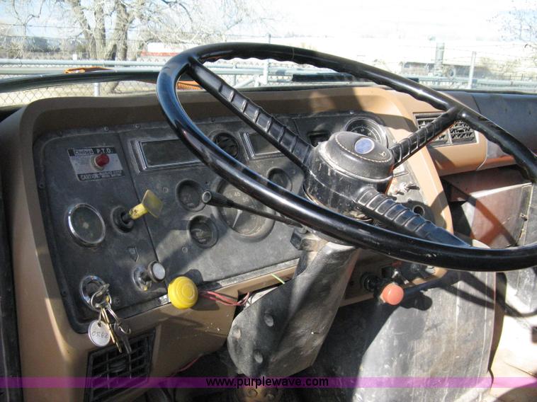 image for item 8016 1990 Ford LN7000 lube truck