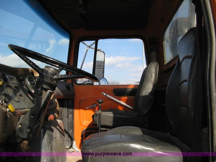 image for item 8016 1990 Ford LN7000 lube truck