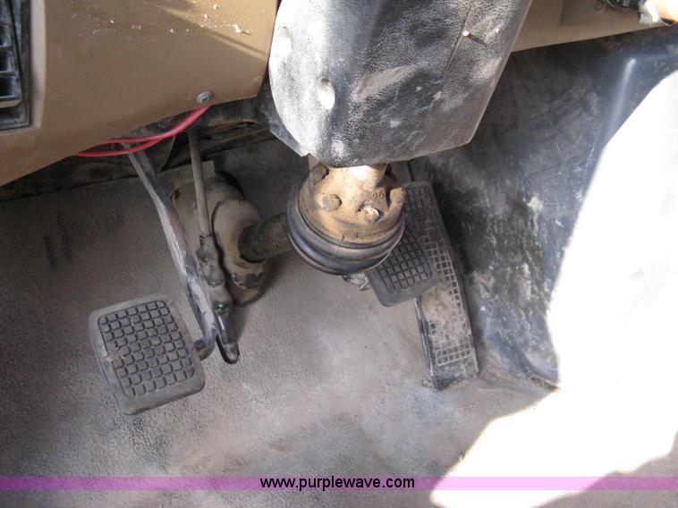 image for item 8016 1990 Ford LN7000 lube truck