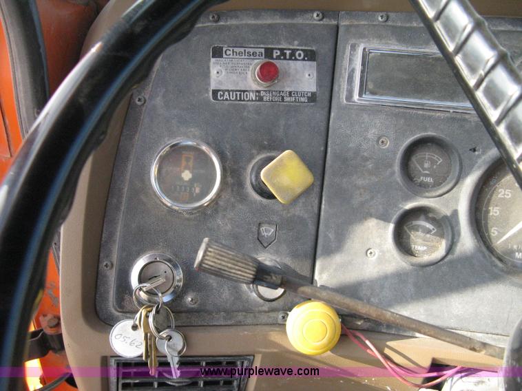 image for item 8016 1990 Ford LN7000 lube truck