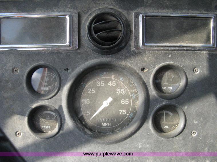 image for item 8016 1990 Ford LN7000 lube truck