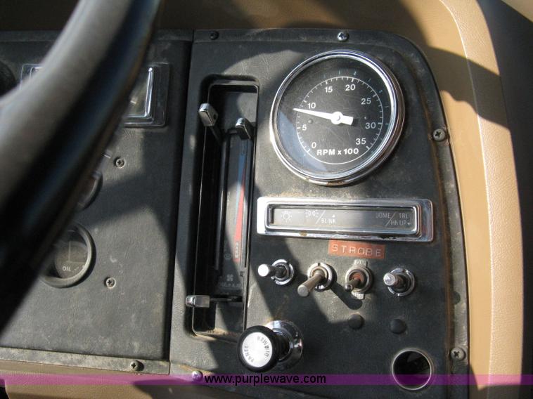 image for item 8016 1990 Ford LN7000 lube truck