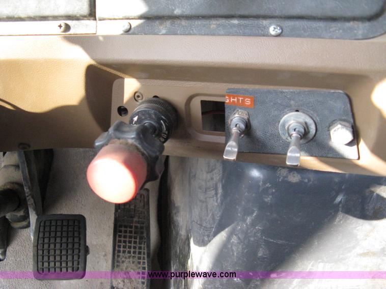 image for item 8016 1990 Ford LN7000 lube truck