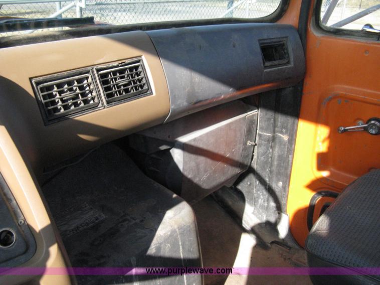 image for item 8016 1990 Ford LN7000 lube truck