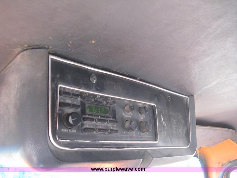 image for item 8016 1990 Ford LN7000 lube truck